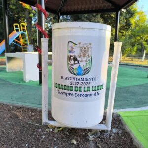 contenedor de basura urbano metálico